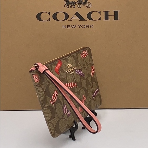 COACH NWT Large Corner Zip Wristlet In Signature Canvas With Candy Print - Picture 5 of 11